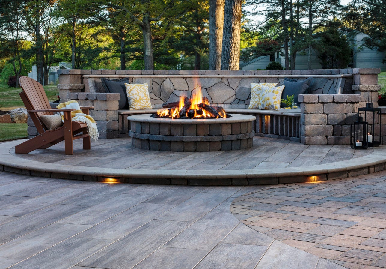 Designing A Patio Around Fire Pit, How Big To Make Fire Pit Patio With Pavers